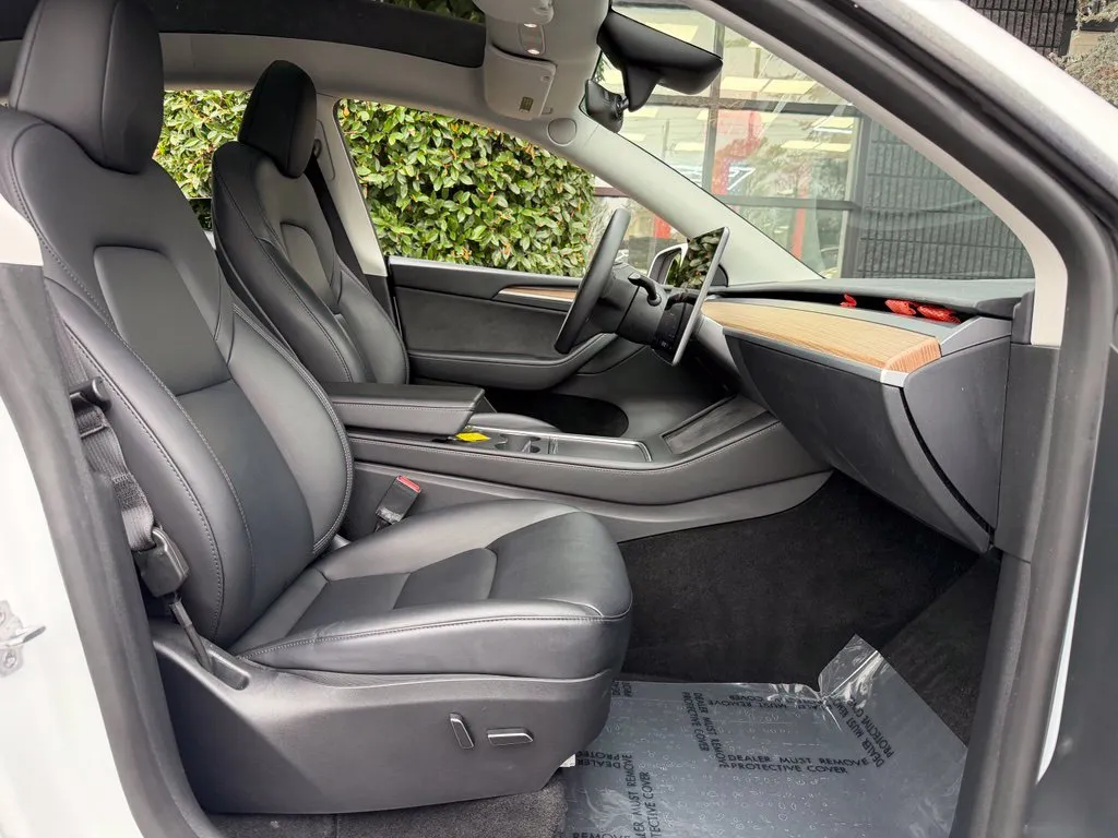 Tesla Model Y photo 30