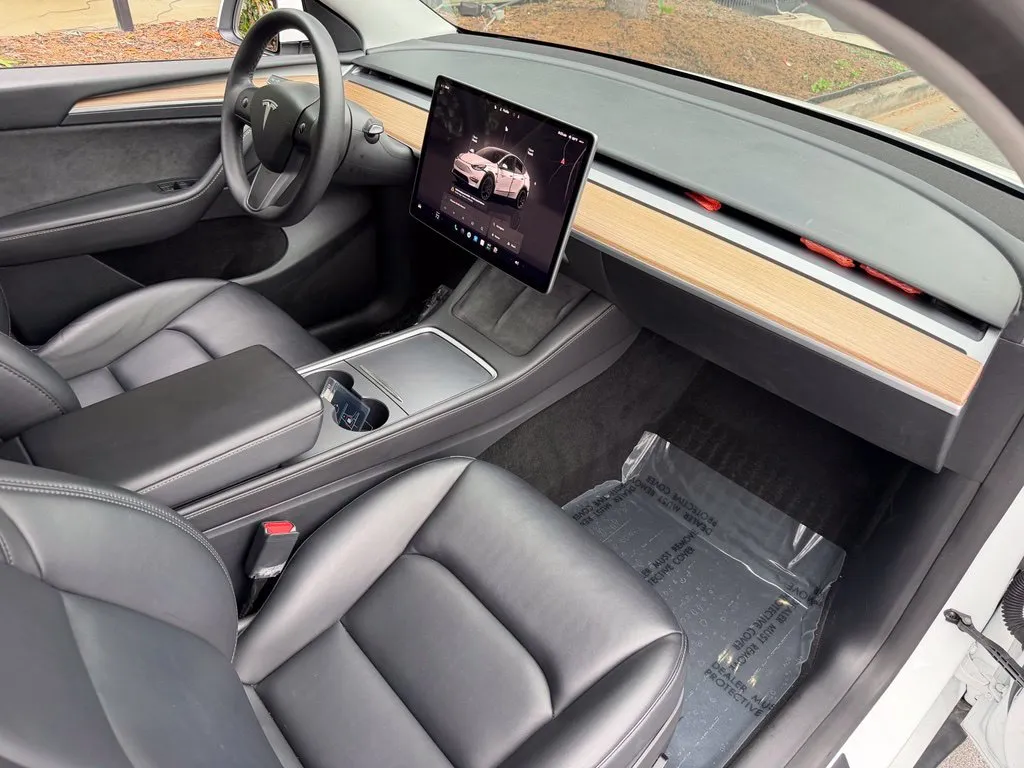 Tesla Model Y photo 29