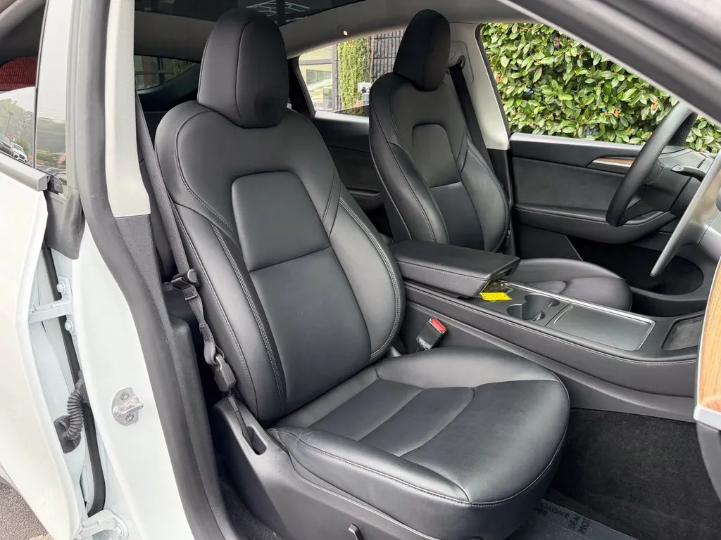 Tesla Model Y photo 31