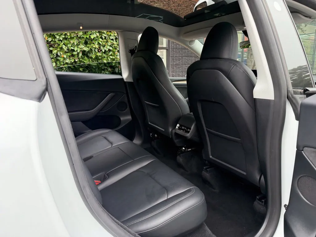 Tesla Model Y photo 35