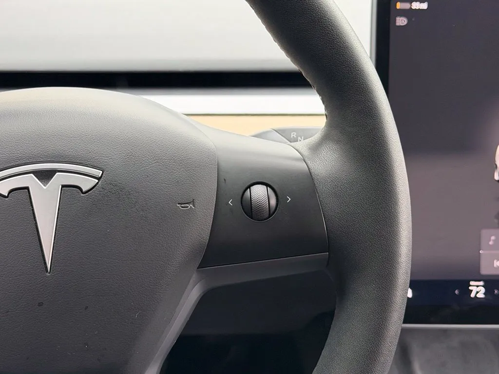 Tesla Model Y photo 42
