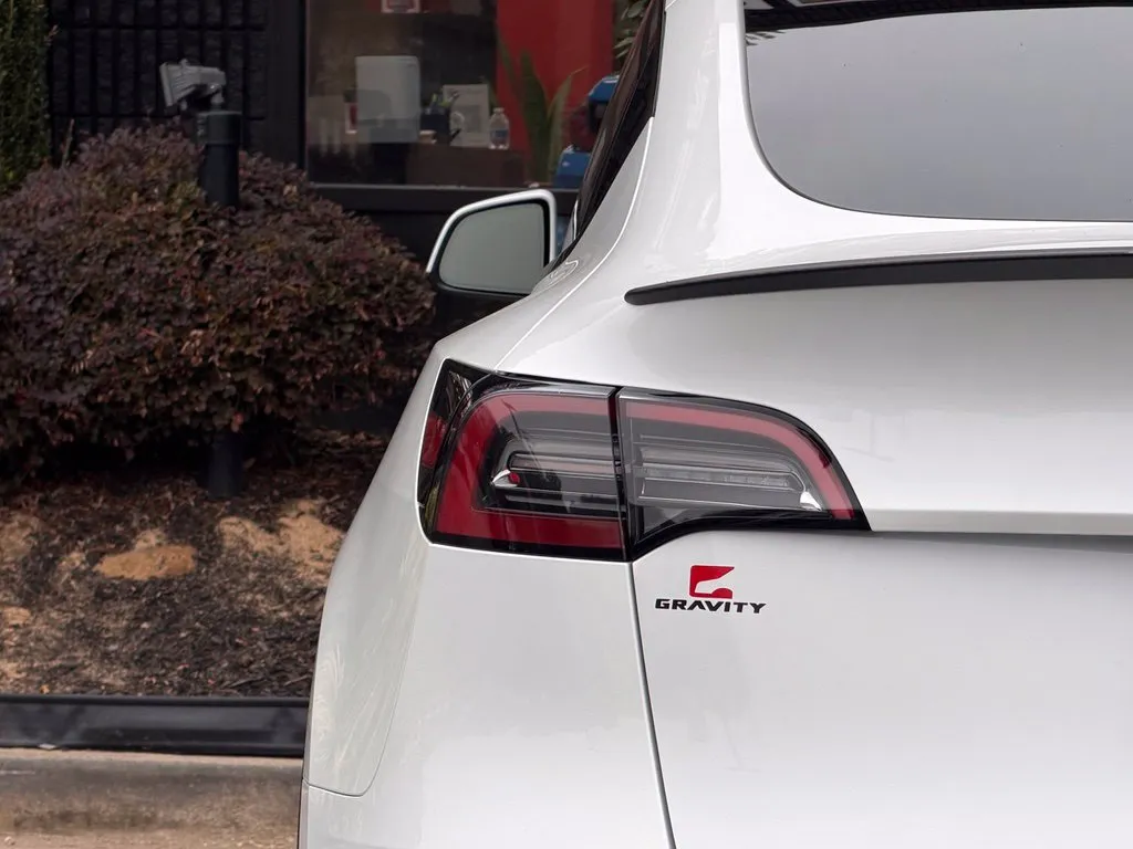 Tesla Model Y photo 15