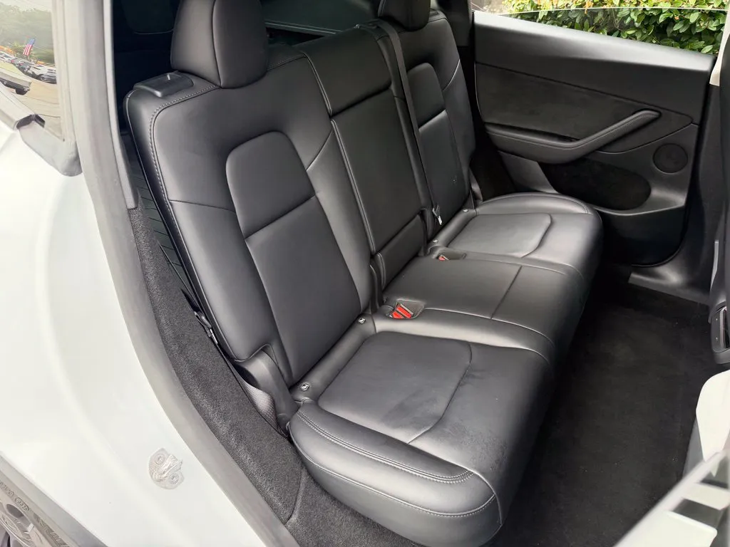 Tesla Model Y photo 36