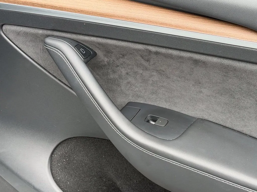 Tesla Model Y photo 34