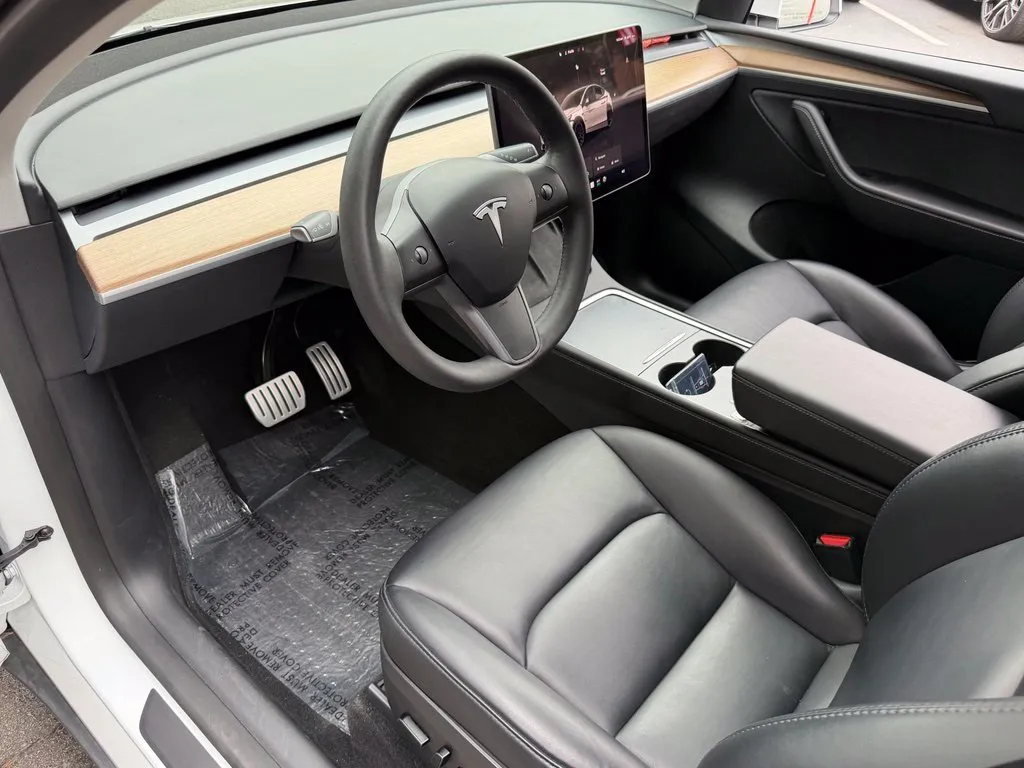Tesla Model Y photo 21