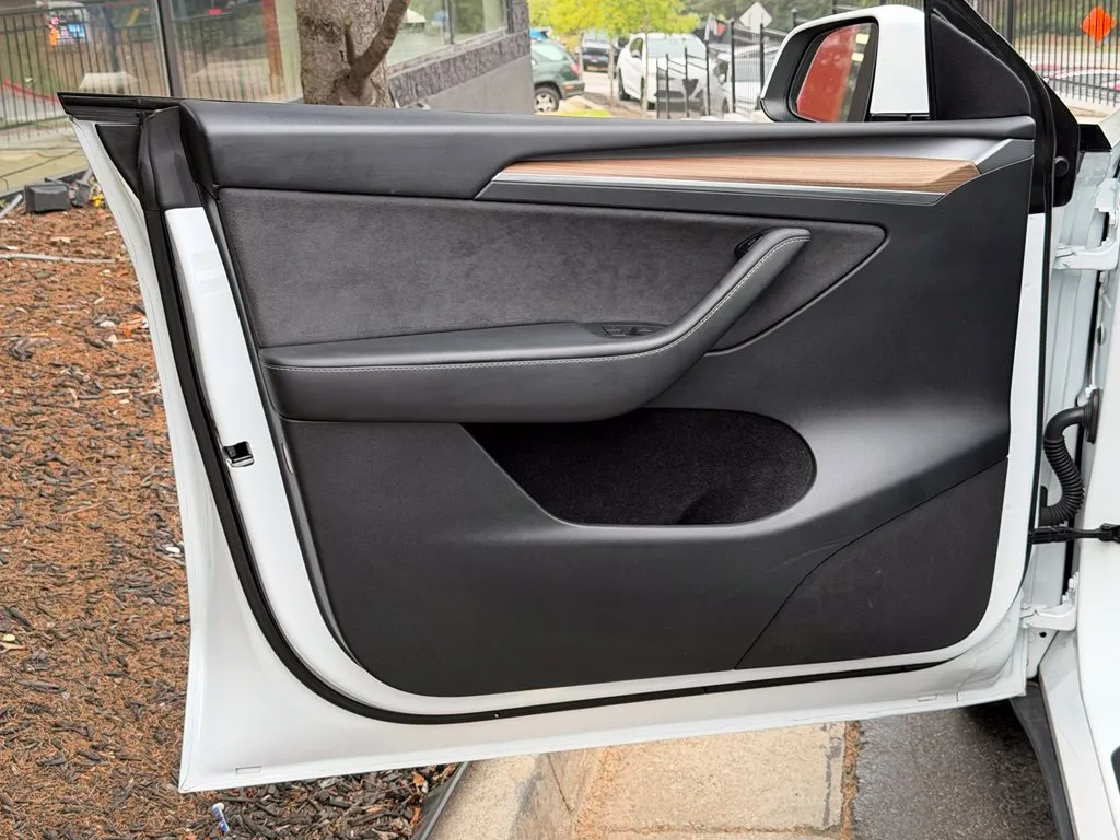 Tesla Model Y photo 25