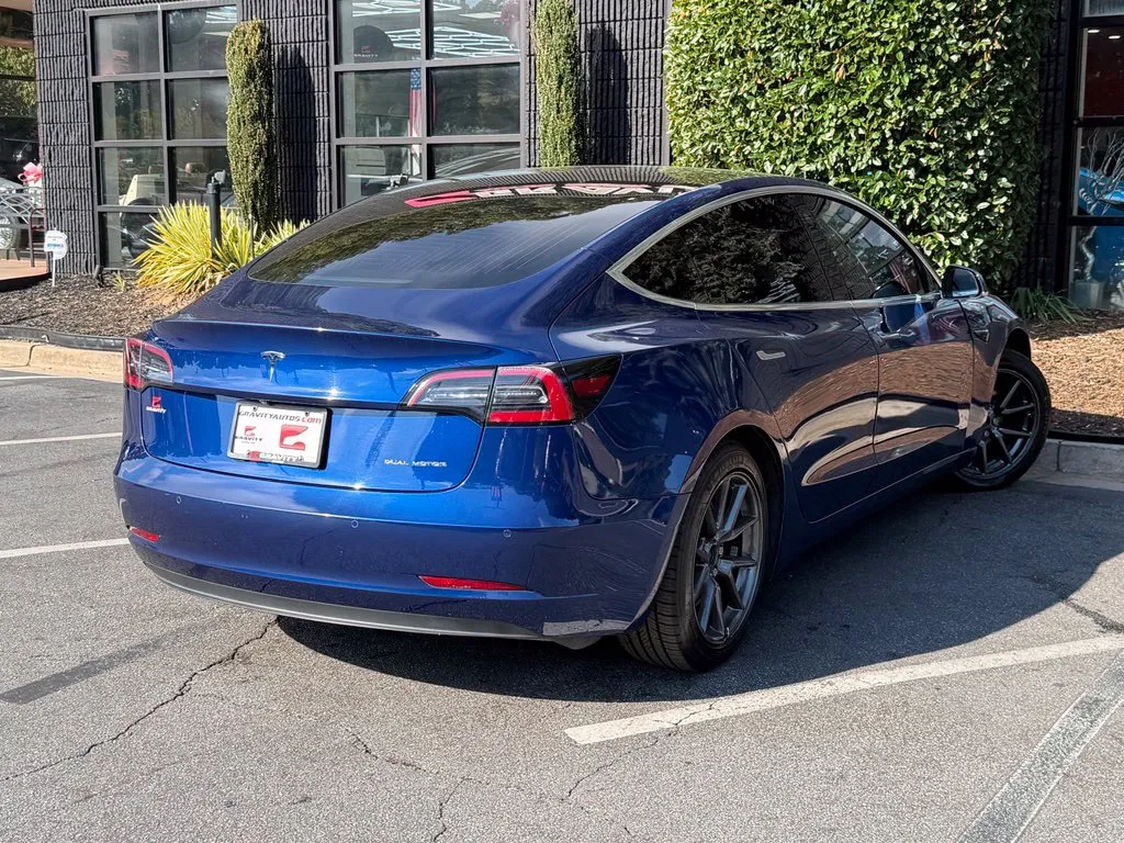 Tesla Model 3 photo 12