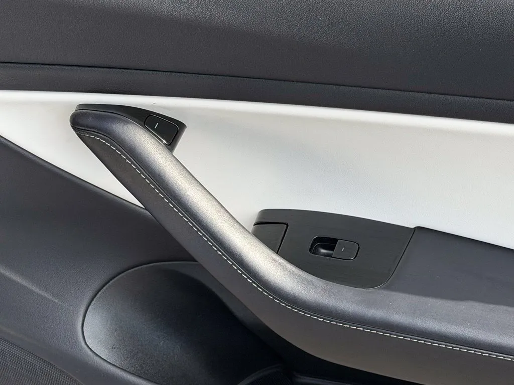 Tesla Model 3 photo 35