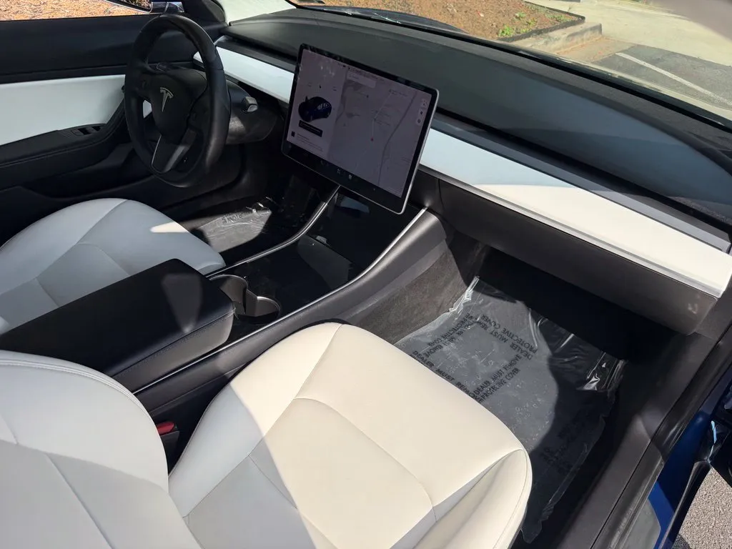 Tesla Model 3 photo 31