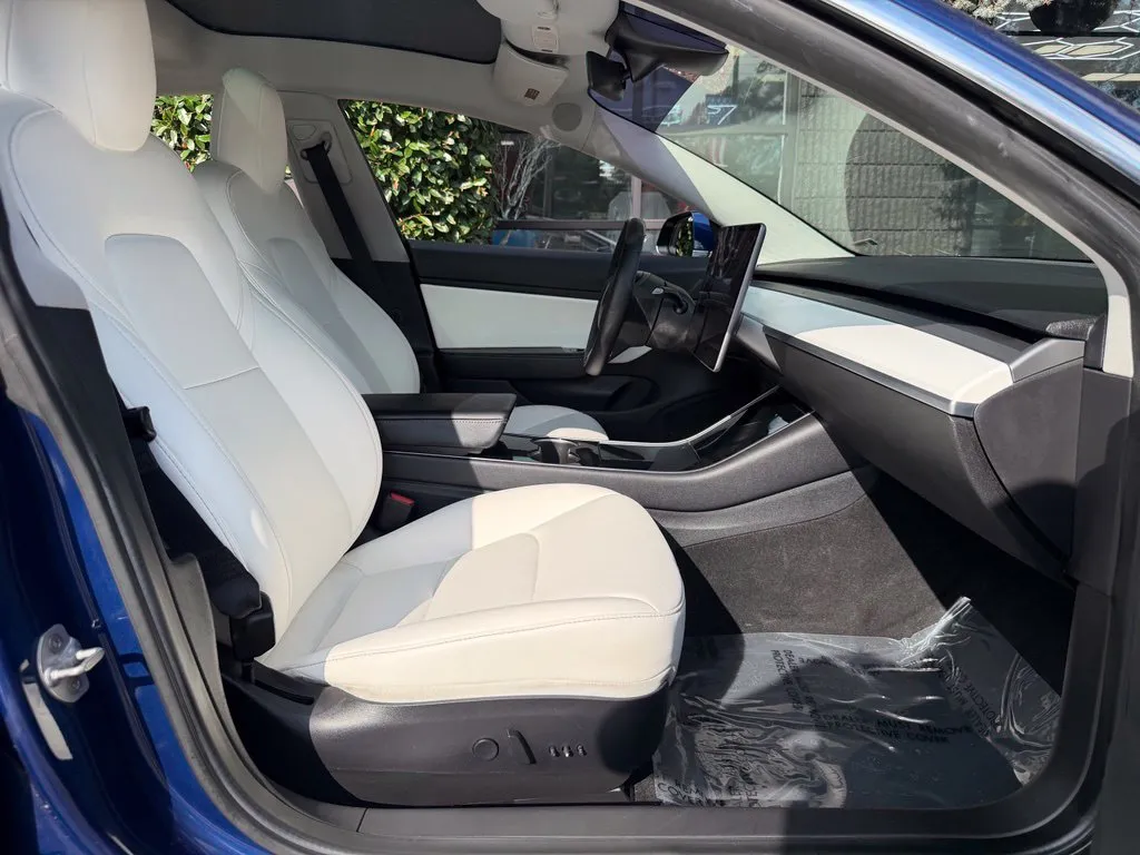Tesla Model 3 photo 32