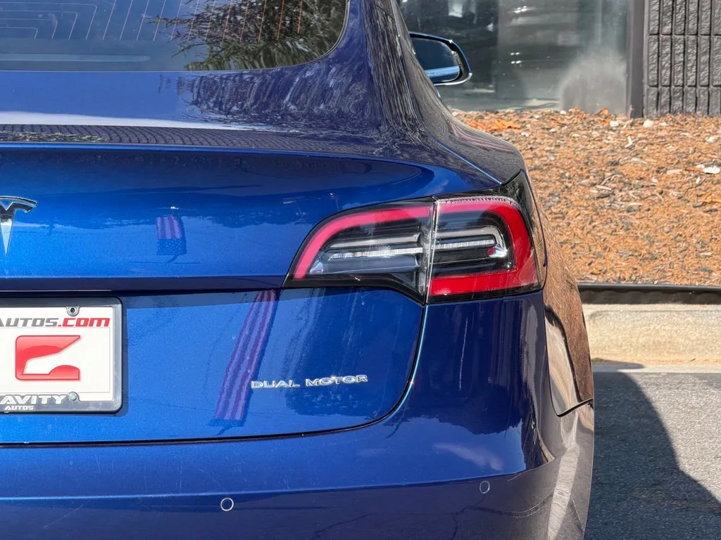 Tesla Model 3 photo 16