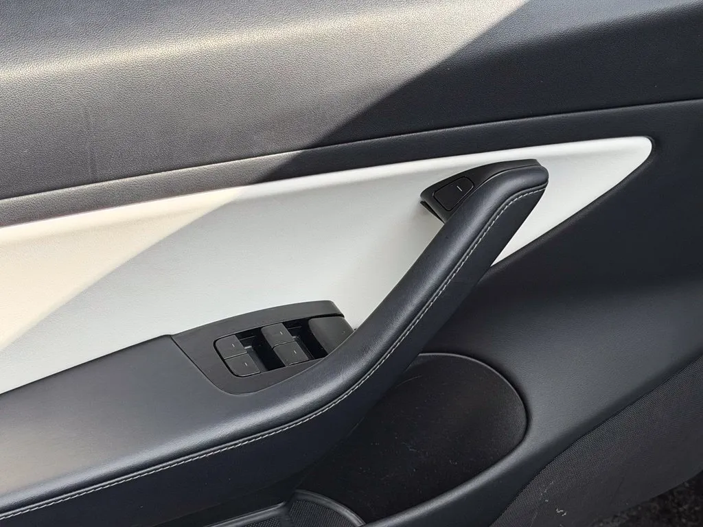 Tesla Model 3 photo 28