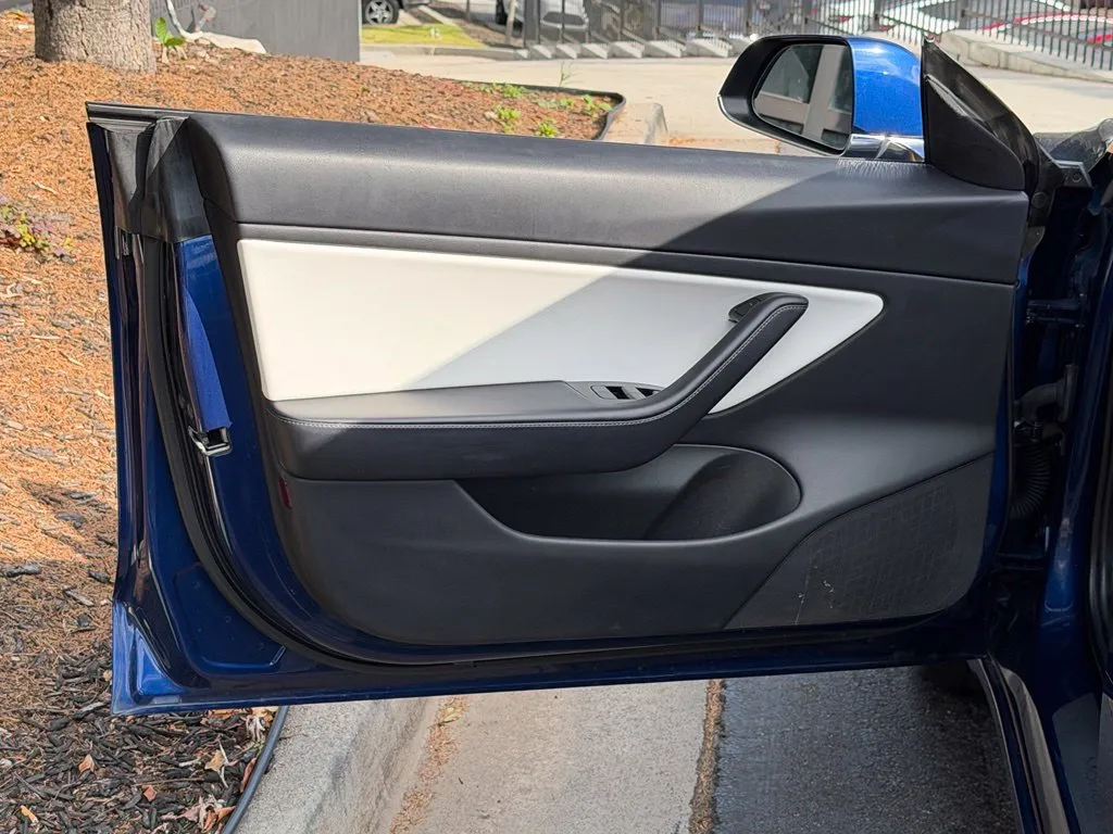 Tesla Model 3 photo 27