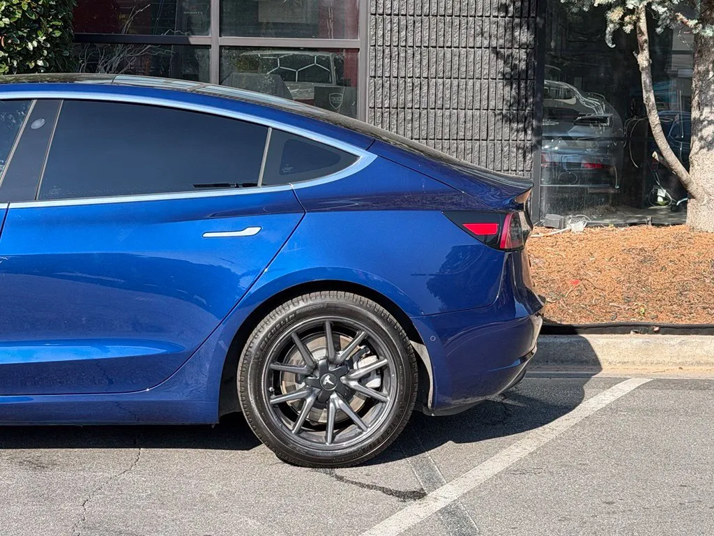Tesla Model 3 photo 11