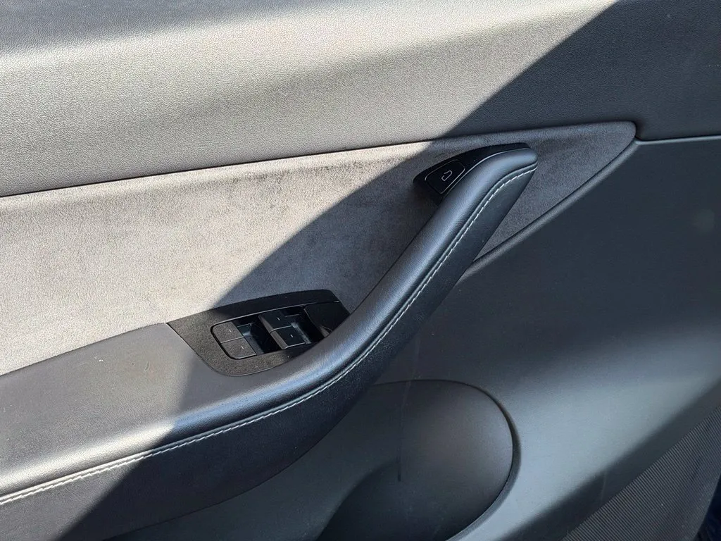 Tesla Model Y photo 29