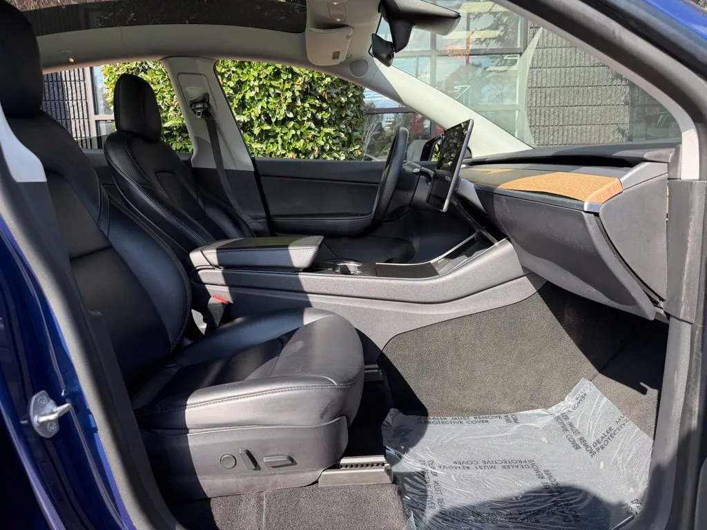 Tesla Model Y photo 33