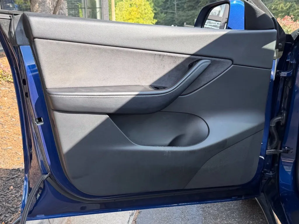 Tesla Model Y photo 28