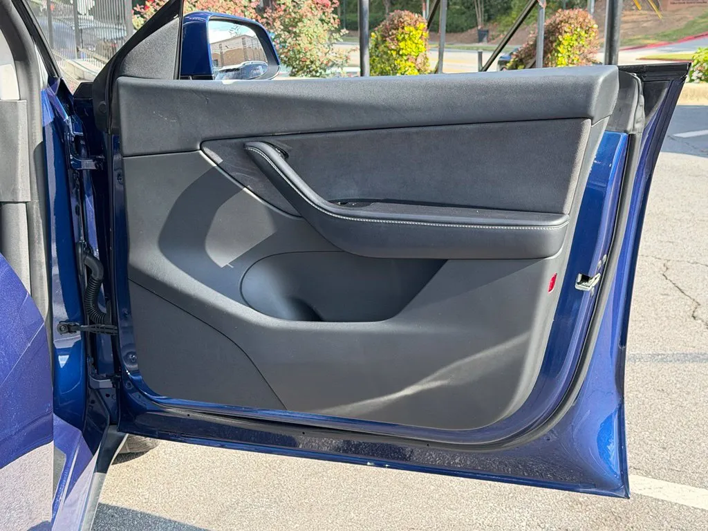 Tesla Model Y photo 36