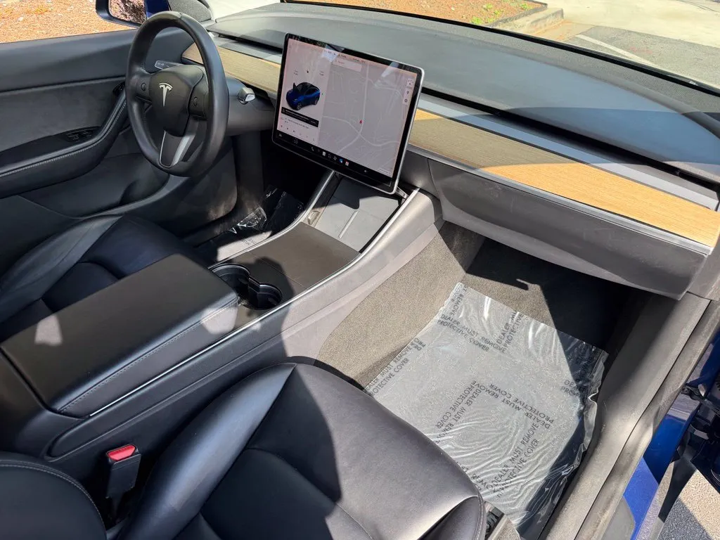 Tesla Model Y photo 32