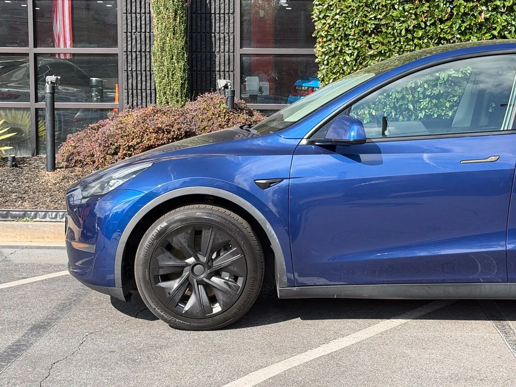 Tesla Model Y photo 10