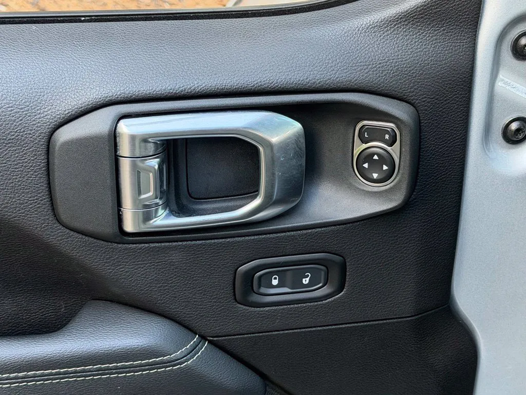 Jeep Wrangler photo 30