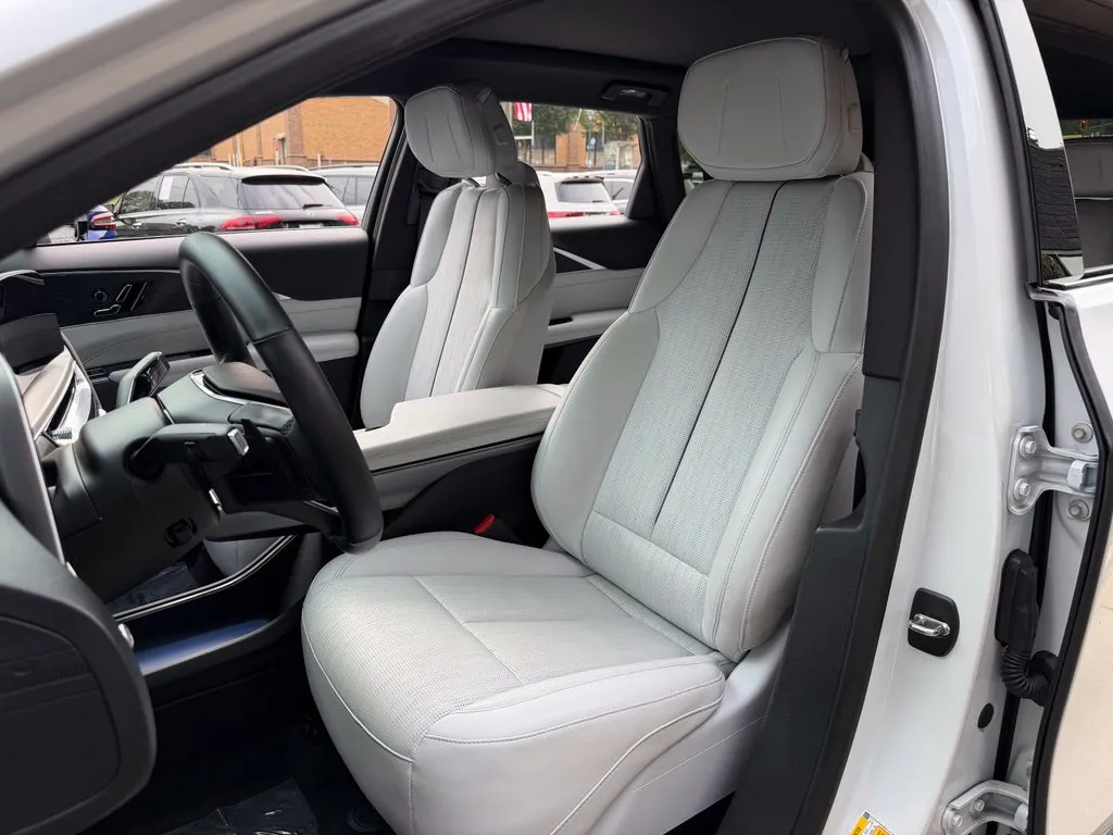 Cadillac Lyriq photo 25