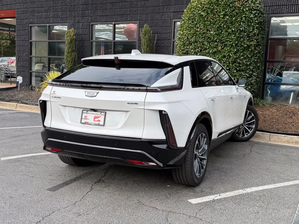 Cadillac Lyriq photo 12