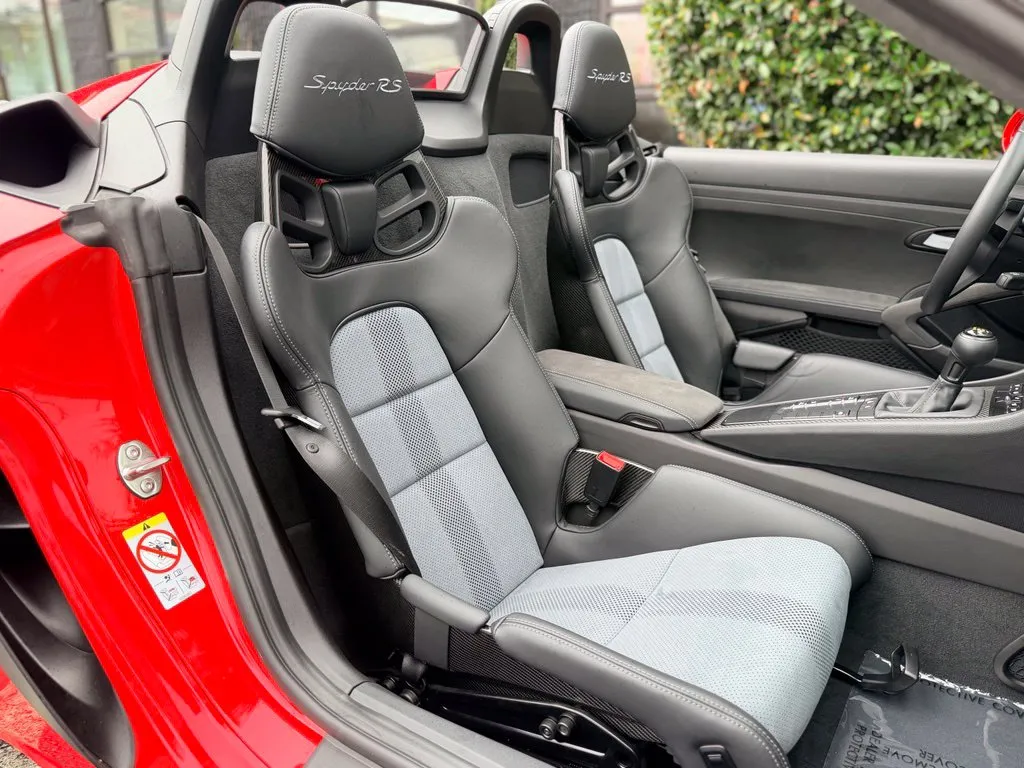 Porsche 718 Spyder photo 33