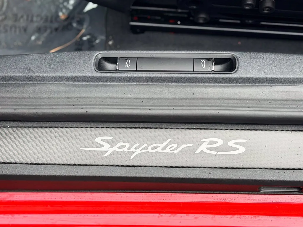 Porsche 718 Spyder photo 28