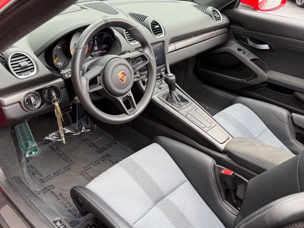 Porsche 718 Spyder photo 24