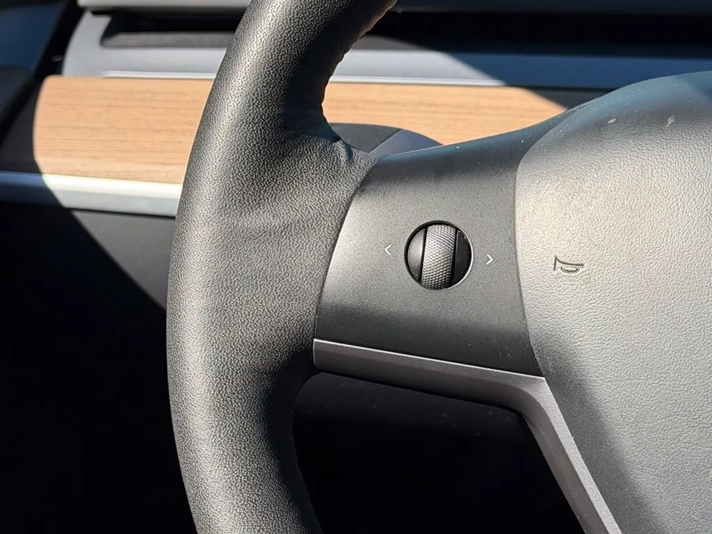 Tesla Model Y photo 42