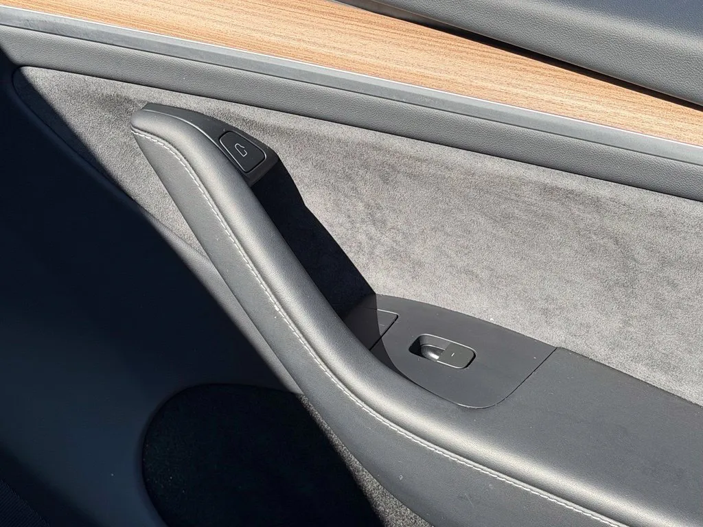 Tesla Model Y photo 35