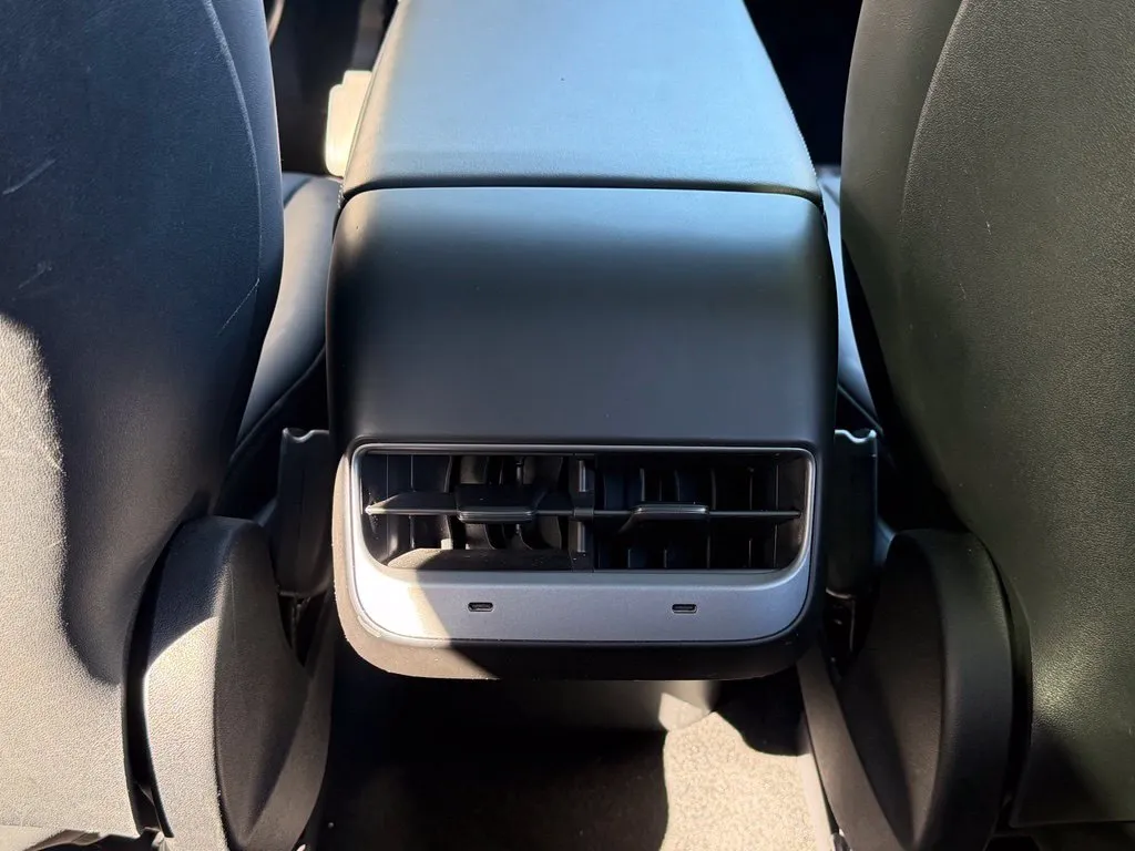 Tesla Model Y photo 47