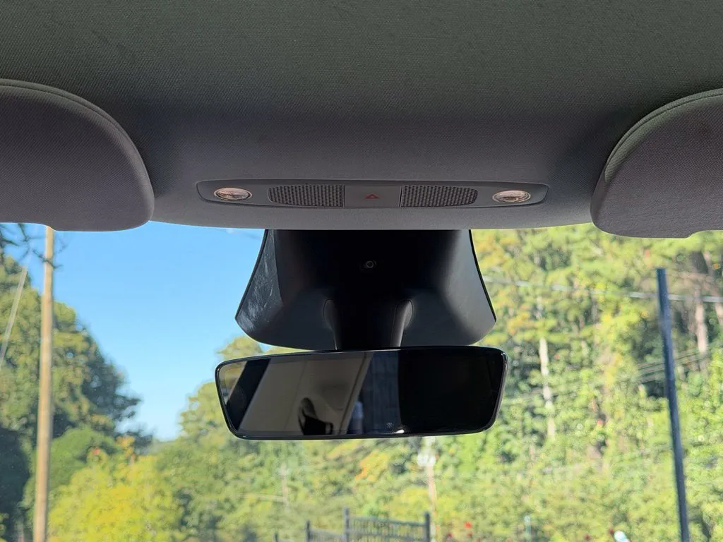 Tesla Model Y photo 46