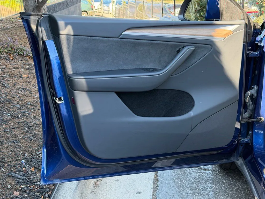 Tesla Model Y photo 26