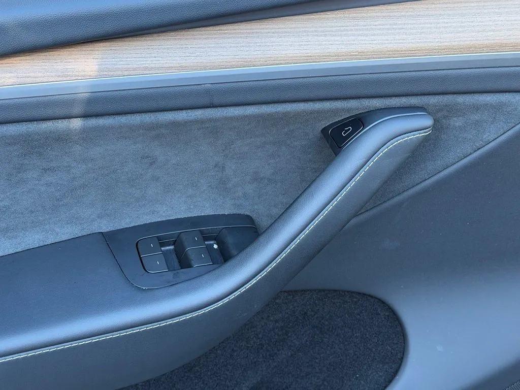 Tesla Model Y photo 27