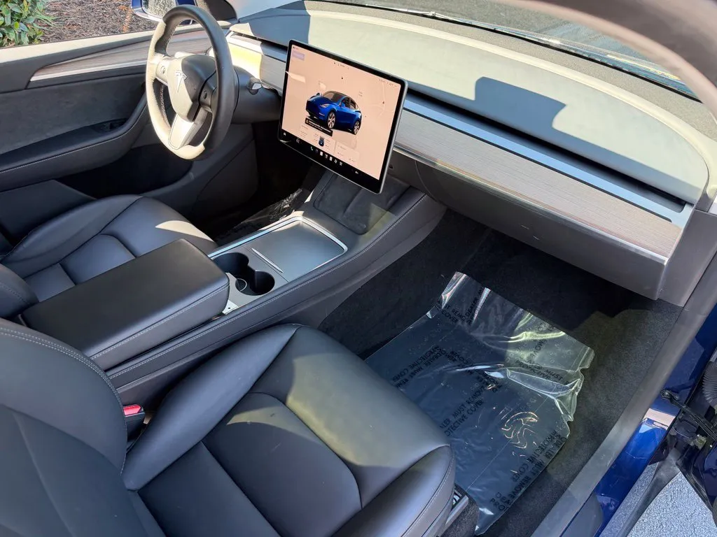 Tesla Model Y photo 30