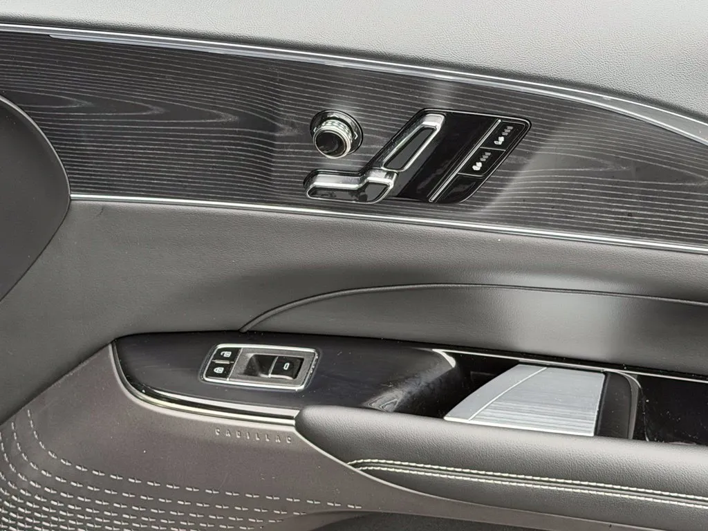 Cadillac Lyriq photo 36