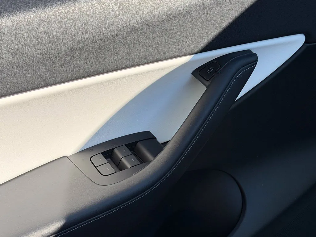 Tesla Model Y photo 29