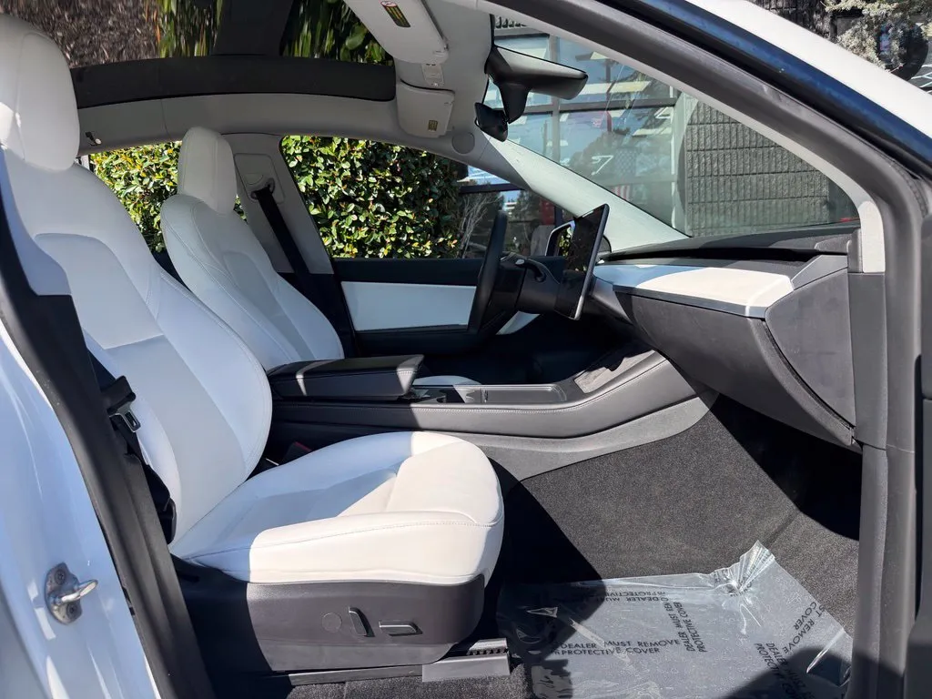 Tesla Model Y photo 33