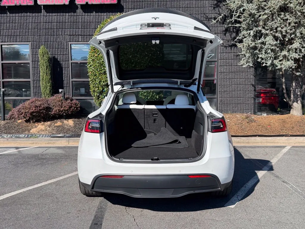 Tesla Model Y photo 17