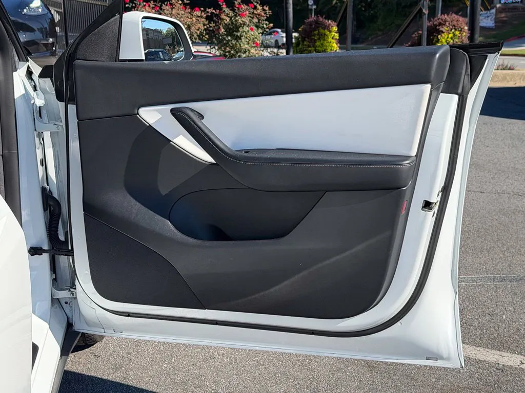 Tesla Model Y photo 36