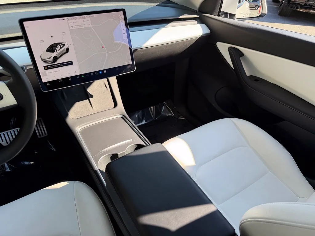 Tesla Model Y photo 42