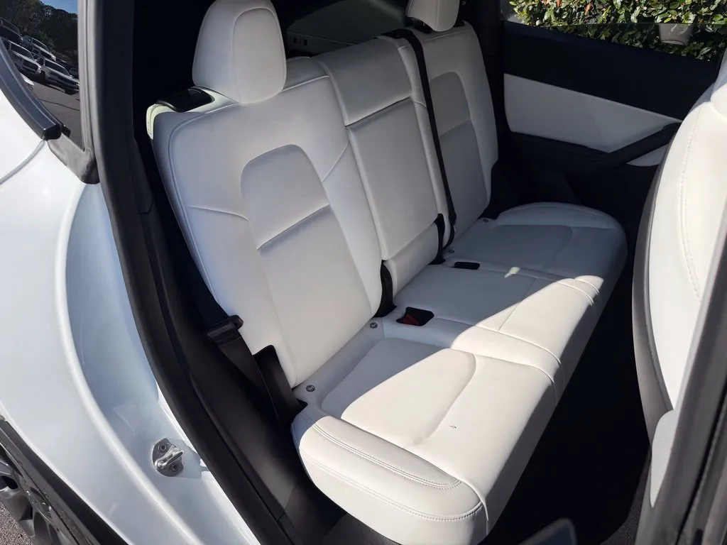 Tesla Model Y photo 39