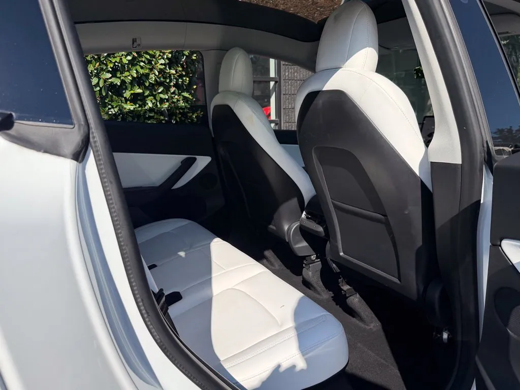 Tesla Model Y photo 38