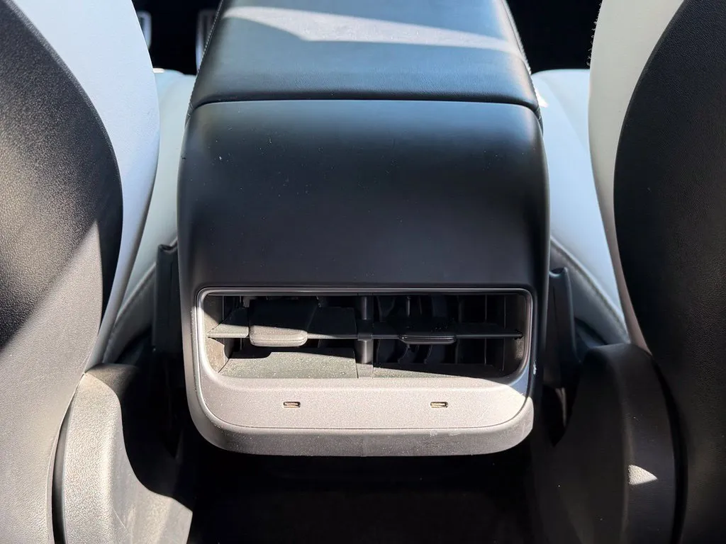 Tesla Model Y photo 49
