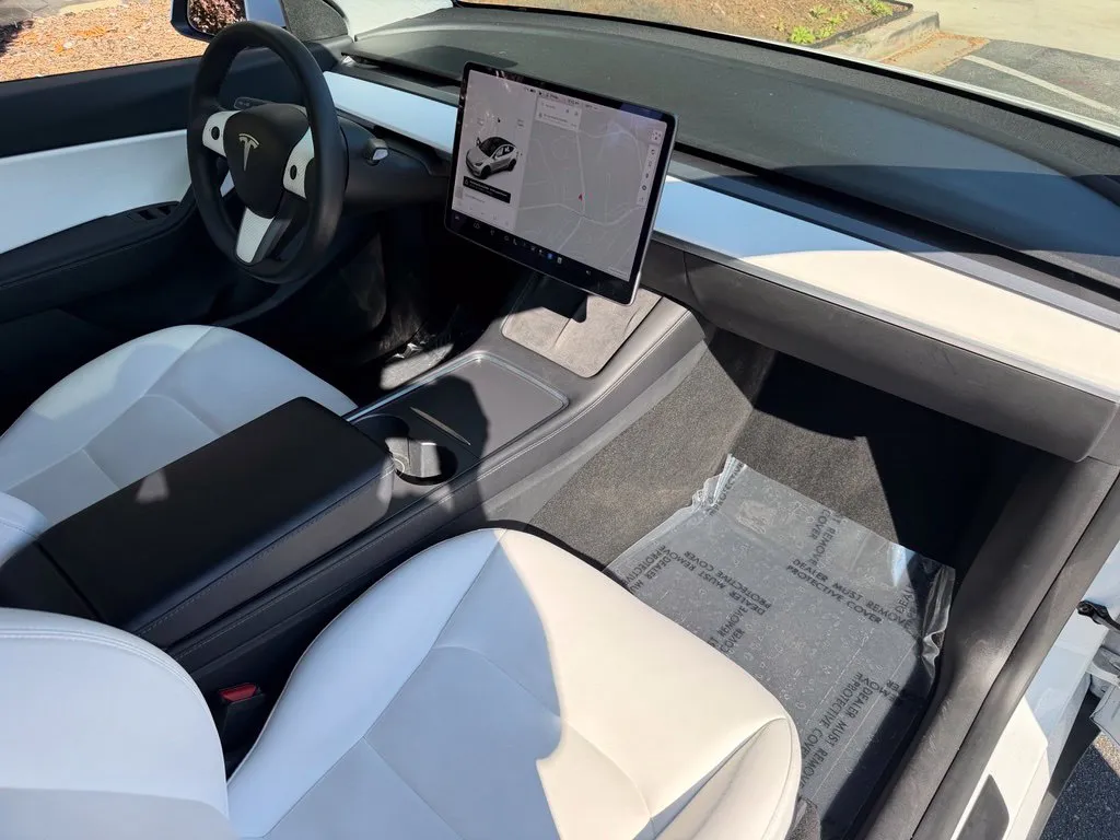 Tesla Model Y photo 32