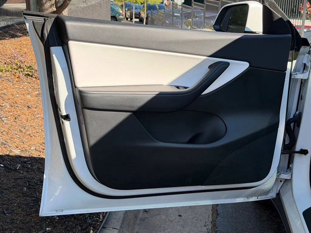 Tesla Model Y photo 28