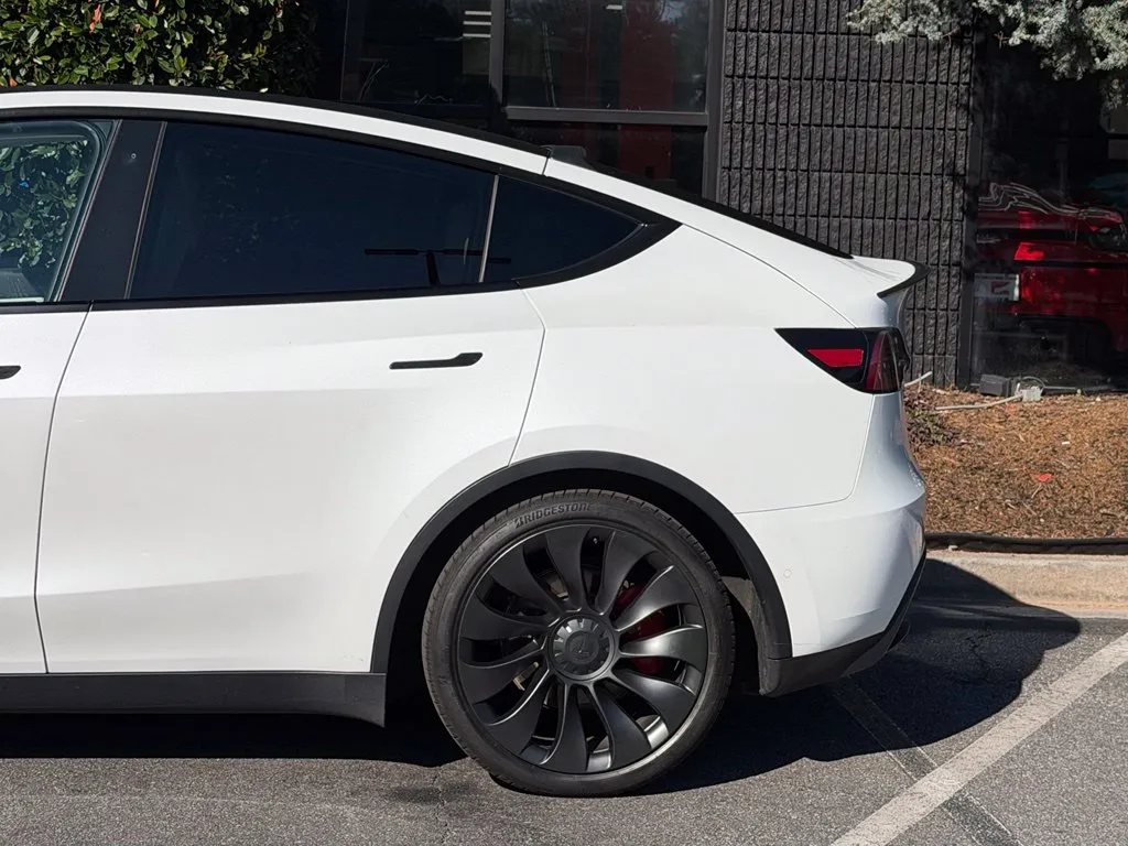 Tesla Model Y photo 11