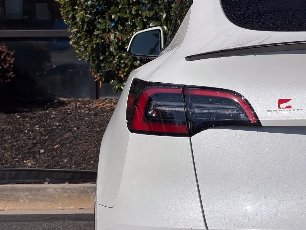 Tesla Model Y photo 15